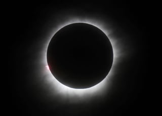 En un comunicado, desmintió las versiones de que el día del fenómeno astronómico se suspenderían actividades escolares y laborales debido al eclipse. (ARCHIVO)