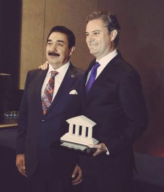 Al secretario de Educación, Aurelio Nuño Mayer, le entregó el Premio 'Impulso y Modernización del Modelo Educativo en México'. (ESPECIAL)