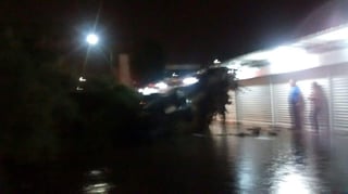 En la calle Leandro Valle entre las avenidas Juárez e Hidalgo el viento derribó un pinabete que aplastó un vehículo que afortunadamente se encontraba sólo, sin embrago el enorme tronco dejó interrumpida la circulación. (ESPECIAL)