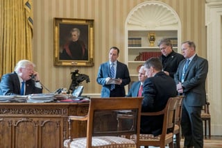 Sólo queda uno. En la fotografía de archivo del 28 de enero, Trump se reunió con sus colaboradores más cercanos. Reince Priebus (1° izq.), Michael Flynn (cen.) Steven Bannon y Sean Spicer (der., de pie), todos ellos fueron despedidos del gabinete. El vicepresidente Mike Pence es el único que se mantiene en la administración.