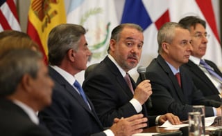 Concluye. Raúl Cervantes (cen.) clausuró la Cumbre de Fiscales y Procuradores Generales de América Latina.