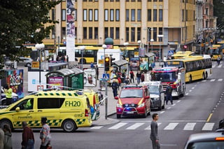 Terror. Efectivos de los cuerpos de seguridad del Estado vigilan la céntrica plaza finlandesa de Turku.