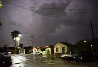 Una tormenta pegó anoche a la Comarca Lagunera. (EL SIGLO DE TORREÓN) 