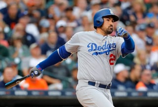 Adrián González volvió a jugar con los Dodgers desde el 11 de junio y pegó un doblete en la victoria de los Dodgers 8-5 ante Detroit. (AP)