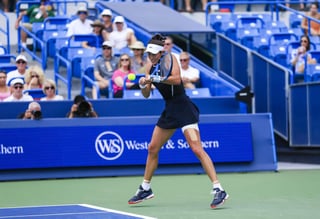 Garbiñe Muguruza derrotó 6-3, 6-2 a la número uno del mundo y campeona defensora Karolina Pliskova. (EFE)