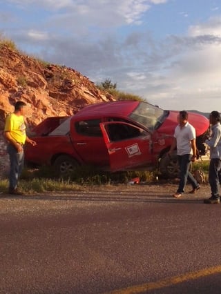 Paramédicos de la Cruz Roja y Protección Civil brindaron apoyo al conductor que también presentaba estado de ebriedad. (ESPECIAL)