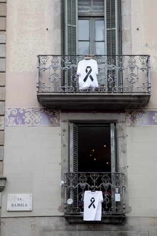Dolor. Vecinos de La Rambla, Barcelona, colocaron camisetas con el moño negro, en señal de luto.