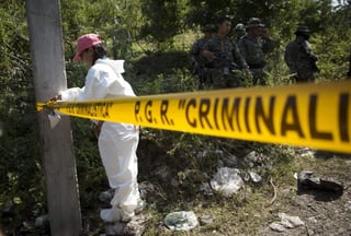 Después de la exhumación, los cuerpos fueron trasladados al Servicio Médico Forense (Semefo), en Chilpancingo. (ARCHIVO) 