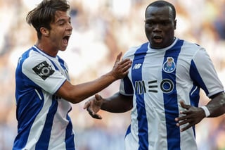 Vincent Aboubakar (d) anotó los tres goles del Porto en la victoria 3-0 sobre Moreirense. (EFE)