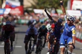 El belga Yves Lampaert (d), se proclama vencedor de la segunda etapa y nuevo maillot rojo de líder de la Vuelta Ciclista a España. Belga Lampaert lidera la Vuelta a España