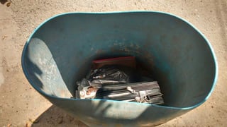 Dinero. La maleta con los 70 mil pesos fue ocultada en un tambo de plástico para basura, según indicaron las autoridades. (EL SIGLO DE TORREÓN)    