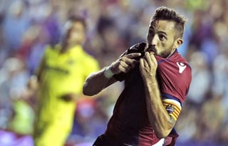 José Luis Morales celebra su gol de penal con el que Levante derrotó al Villarreal en la jornada 1 de la Liga de España. (EFE)