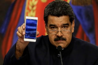 Pegado al teléfono. Nicolás Maduro insiste en hablar con el presidente Donald Trump. (EFE)
