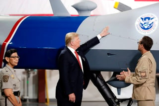 Emocionado. Trump toca un vehículo aéreo no tripulado que se usa para vigilar la frontera. (AP)