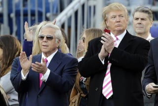El dueño de los Patriots, Robert Kraft, es amigo de Donald Trump, presidente de los Estados Unidos. Los Patriots regalan anillo del Super Bowl a Trump