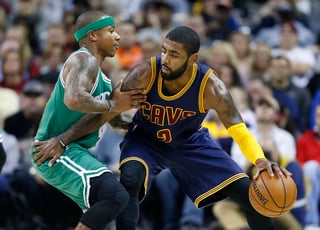Kyrie Irving (d) llega a los Celtics, mientras que Isaiah Thomas (i), dos jugadores y una selección  de primera ronda del draft del 2018 llegarán a los Cavaliers de Cleveland. (Archivo)