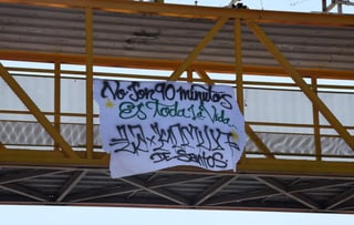 Se colocaron las mantas tanto en Torreón, como en Gómez Palacio y Ciudad Lerdo. (JESÚS GALINDO) 