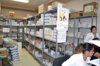 A medias. Sólo una parte de los estantes cuentan con medicamento en la farmacia del Hospital General. (EDITH GONZÁLEZ)