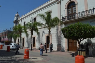 Acuden. La alcaldesa, María Luisa González Achem dijo que resolverá el problema al término de los recursos legales. (EL SIGLO DE TORREÓN)