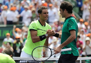 Roger Federer (d) y Rafael Nadal (i) quedaron en la misma parte del cuadro en el US Open. (Archivo)