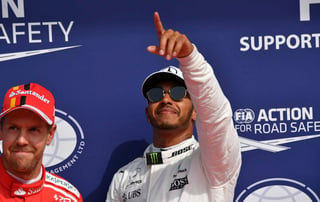 Lewis Hamilton logró su pole número 68 en la Fórmula Uno y empató la marca de Michael Schumacher. (AP)