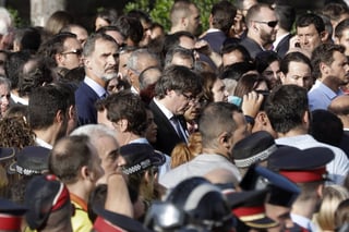 Marcha. En la primera ocasión que un rey participa en una manifestación en España, Felipe VI (mirando a la cámara) se unió a la marcha contra el terrorismo en Barcelona, pero fue abucheado por independentistas catalanes.