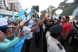 Caos. Luego de la decisión del presidente Jimmy Morales, el pueblo de Guatemala se divide. (EFE)