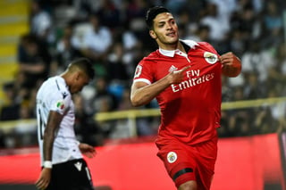La prensa de Portugal e Inglaterra ven viable que Jiménez Rodríguez salga del Benfica y ponga rumbo a la Liga Premier de Inglaterra con el Everton, una competición que le atrae al mexicano para que siga en un futbol de alto nivel.
