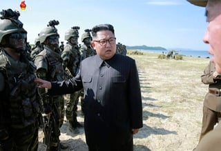 El régimen que lidera Kim Jong-un lanzó esta advertencia a través de sus medios oficiales coincidiendo con la celebración del Día Nacional de su Ejército Naval. (AP)