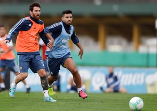 Lionel Messi (i) y Sergio Agüero durante el entrenamiento de la selección argentina. (AP)