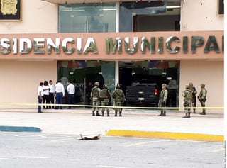 Caos. Una camioneta blindada se estrelló en el portón de la puerta principal del Palacio de Río Bravo. (AGENCIA REFORMA)