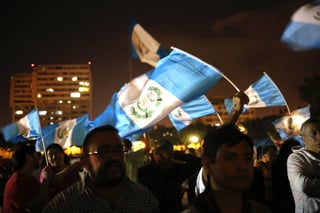 Dan apoyo. Un grupo de simpatizantes de Iván Velásquez se manifestaron frente al Palacio Nacional. (EFE)