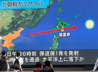 Expectantes. En Tokio, personas observan la trayectoria del misil que lanzó Norcorea. (AP)
