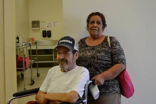 Padecen. Rafaela y su esposo padecen las consecuencias del desabasto en el Hospital General. (EDITH GONZÁLEZ)