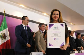 Logro. Carolina Viggiano, esposa del gobernador Rubén Moreira, recibió el reconocimiento para el PRI. (TWITTER)