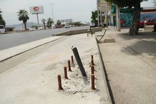 Peligro. Completamente expuestas se encuentran las varillas y mangueras en los paraderos que se construyen para el Metrobús Laguna, en los buelvares Torreón-Matamoros y Revolución. (RAMÓN SOTOMAYOR)