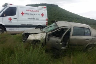 Volcadura. Joven conductor sufre volcadura en la carretera Cuencamé-Juan Aldama; resultó con lesiones superficiales. (EL SIGLO DE TORREÓN) 