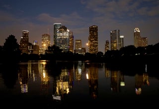 Recuperación. Las luces de los edificios del centro en Houston se reflejan en el agua que ha inundado
Buffalo Bayou. En gran parte de la ciudad el nivel del agua que dejó ‘Harvey’ se mantiene. (AP)