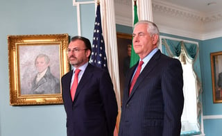 El titular de la Secretaría de Relaciones Exteriores, Luis Videgaray (izq.) y el secretario de Estado, Rex Tillerson (der.) acordaron seguir trabajando en el TLCAN. (NOTIMEX)
