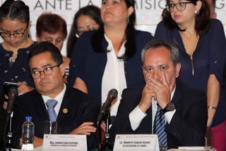 El jefe delegacional en Tláhuac, Rigoberto Salgado Vázquez (der.), pudo limitarse a recibir un expediente con más de dos mil documentos sobre el proceso de destitución en su contra. (ARCHIVO)