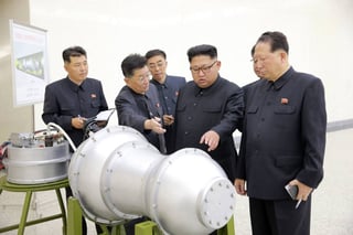 Desarrollo. El líder norcoreano Kim Jong-un ha inspeccionado la colocación de una bomba de hidrógeno en un nuevo misil balístico intercontinental, afirmó el domingo la prensa estatal. (AP)