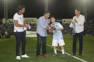 Carlitos, padrino del padrino del equipo de La Jaiba Brava de Tampico, le otorgó el reconocimiento a Benjamín Galindo al medio tiempo del partido de ayer. (Cortesía)