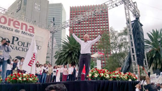 López Obrador dirigió también parte de su mensaje -sin mencionar al jefe delegacional en Cuauhtémoc, Ricardo Moreal- a quienes buscan cargos y les 'surge la ambición'. (TWITTER)