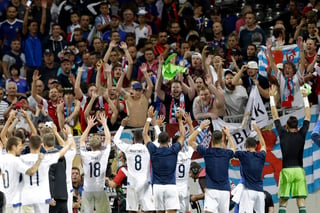 Los jugadores de Luxemburgo celebran con sus aficionados luego de sacar el empate a cero en Francia. (AP)