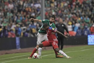 Por acumulación de tarjetas, el santista Néstor Araujo no jugará el martes ante Costa Rica. (El Universal)