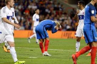 El francés Antoine Griezmann lamenta una falla en el partido de ayer. (AP)
