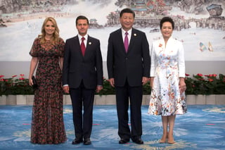 El presidente Peña Nieto (centro, izq.), la primera dama Angélica Rivera (izq.), junto al presidente de China, Xi Jinping (centro, der.) y su esposa (der.) Peng Liyuan durante la reunión de los BRICS. (AP) 