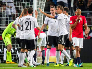 Alemania aplastó 6-0 a Noruega y está a un punto de amarrar su boleto directo al Mundial de Rusia. (EFE)