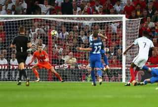 Marcus Rashford (7) anota el segundo gol de Inglaterra en la victoria ante Eslovaquia. (EFE)