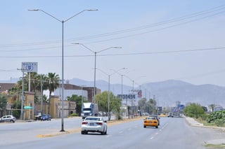 Saltillo renovó 51 mil 521 lámparas, mientras que Torreón colocó 57 mil 640 luminarias con la misma tecnología. (ARCHIVO)